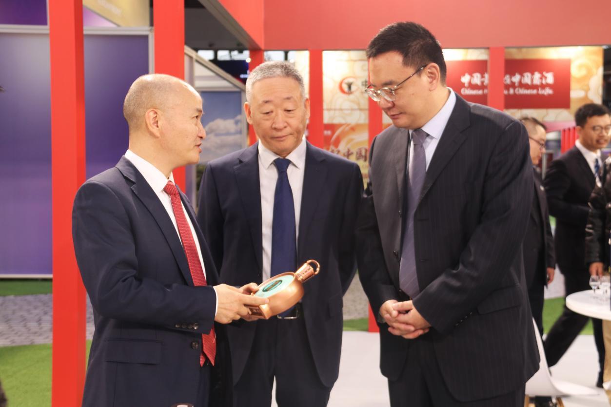 12779006132153911096